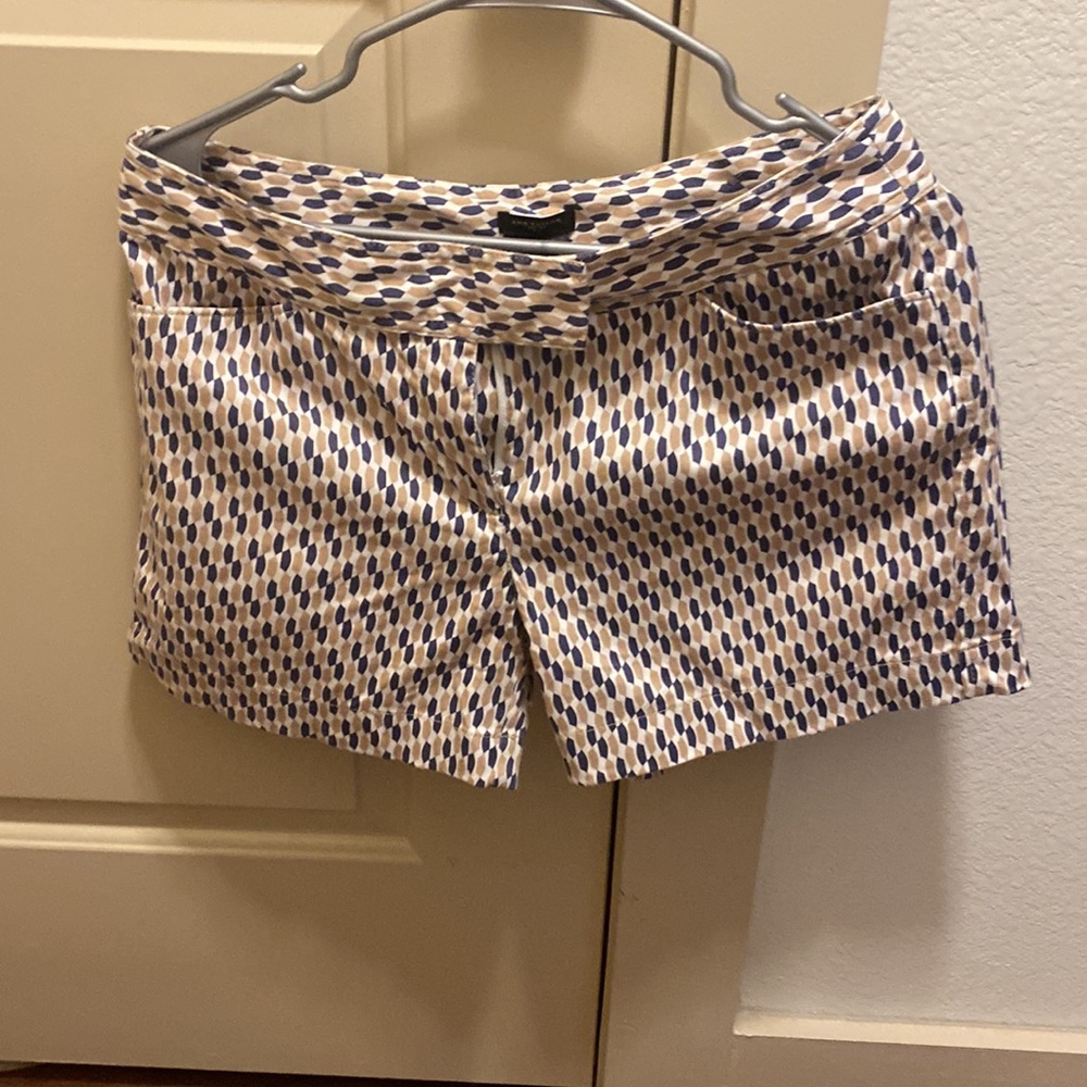 Sexy Ann Taylor, short shorts! - Picture 3 of 6